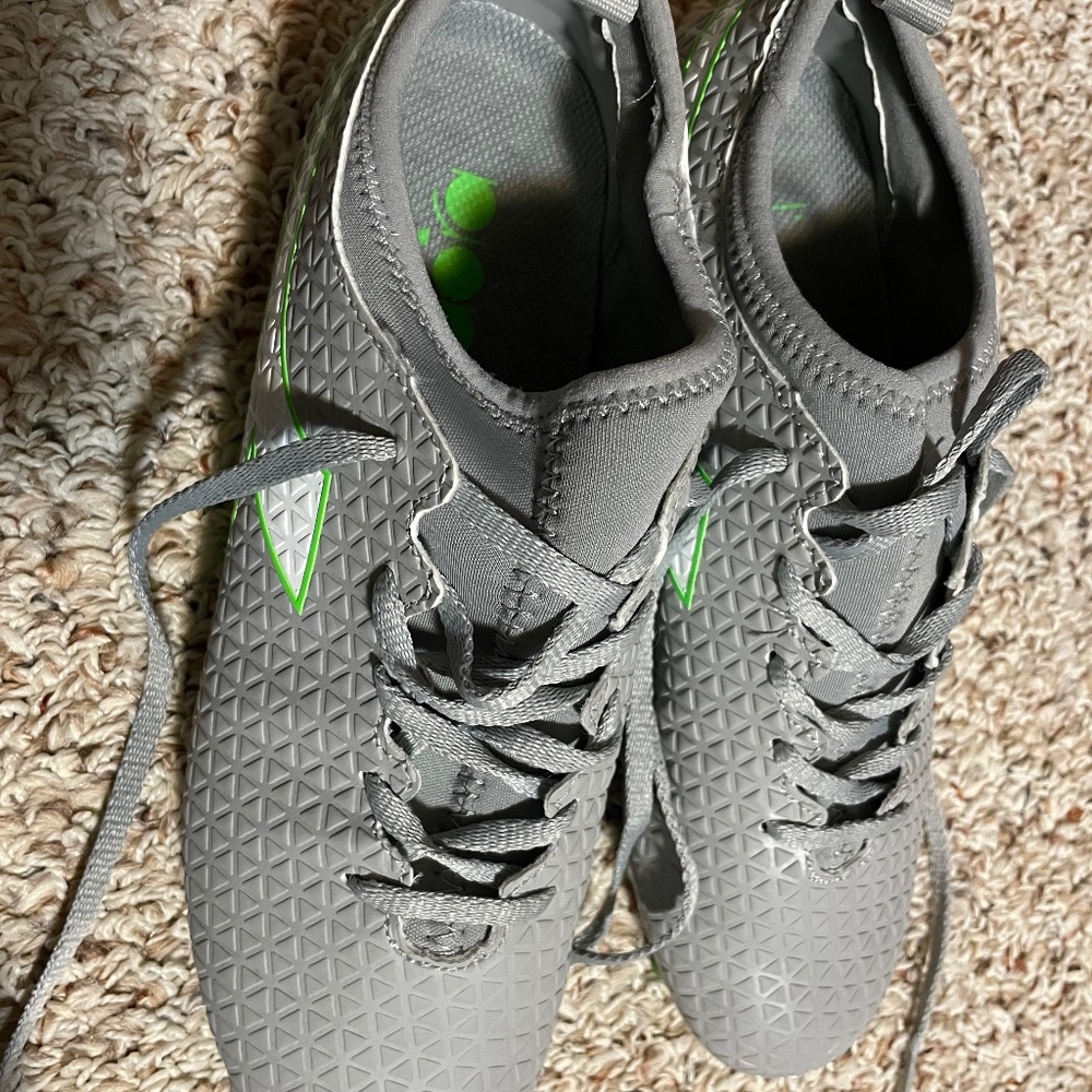 Indoor soccer cleats